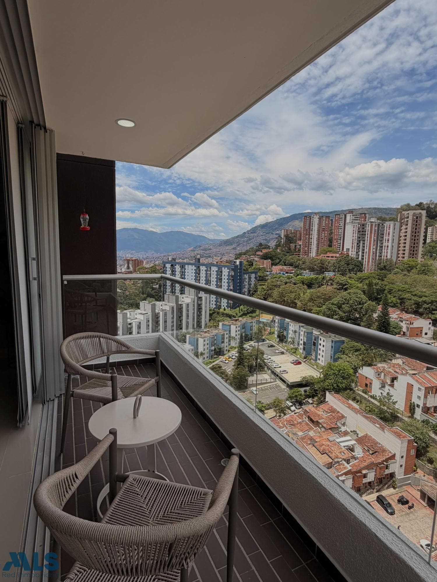 Apartamento en venta en Loma del Indio, Poblado, Medellín — foto 1 de 16