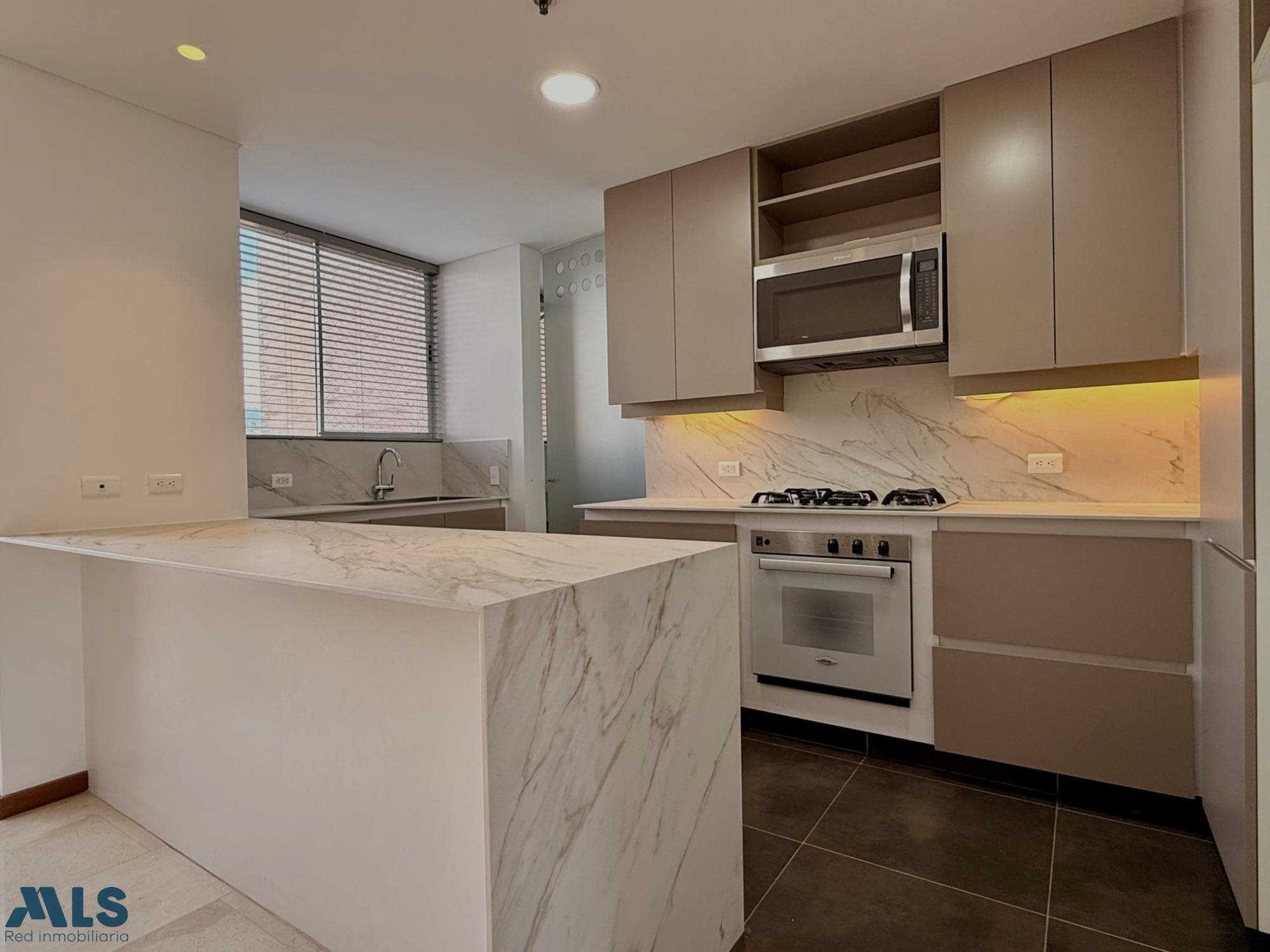 Apartamento en venta en El Tesoro, Poblado, Medellín — foto 1 de 25