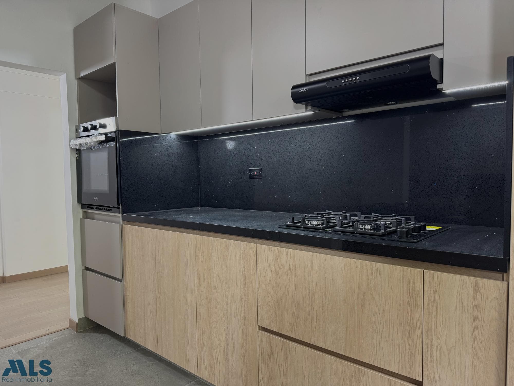 Apartamento en venta en Patio Bonito, Poblado, Medellín — foto 1 de 27