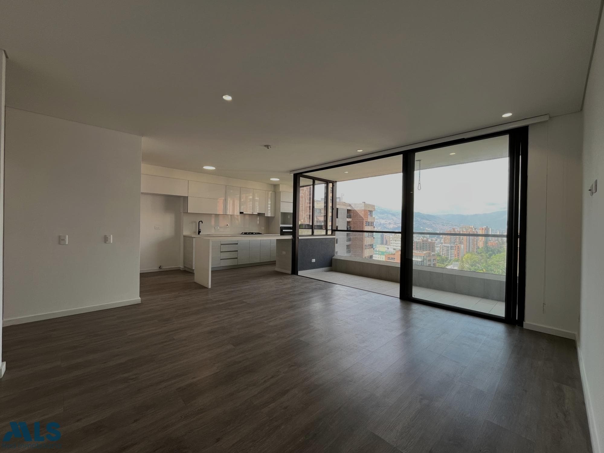 Apartamento en venta en Lalinde, Poblado, Medellín — foto 1 de 18