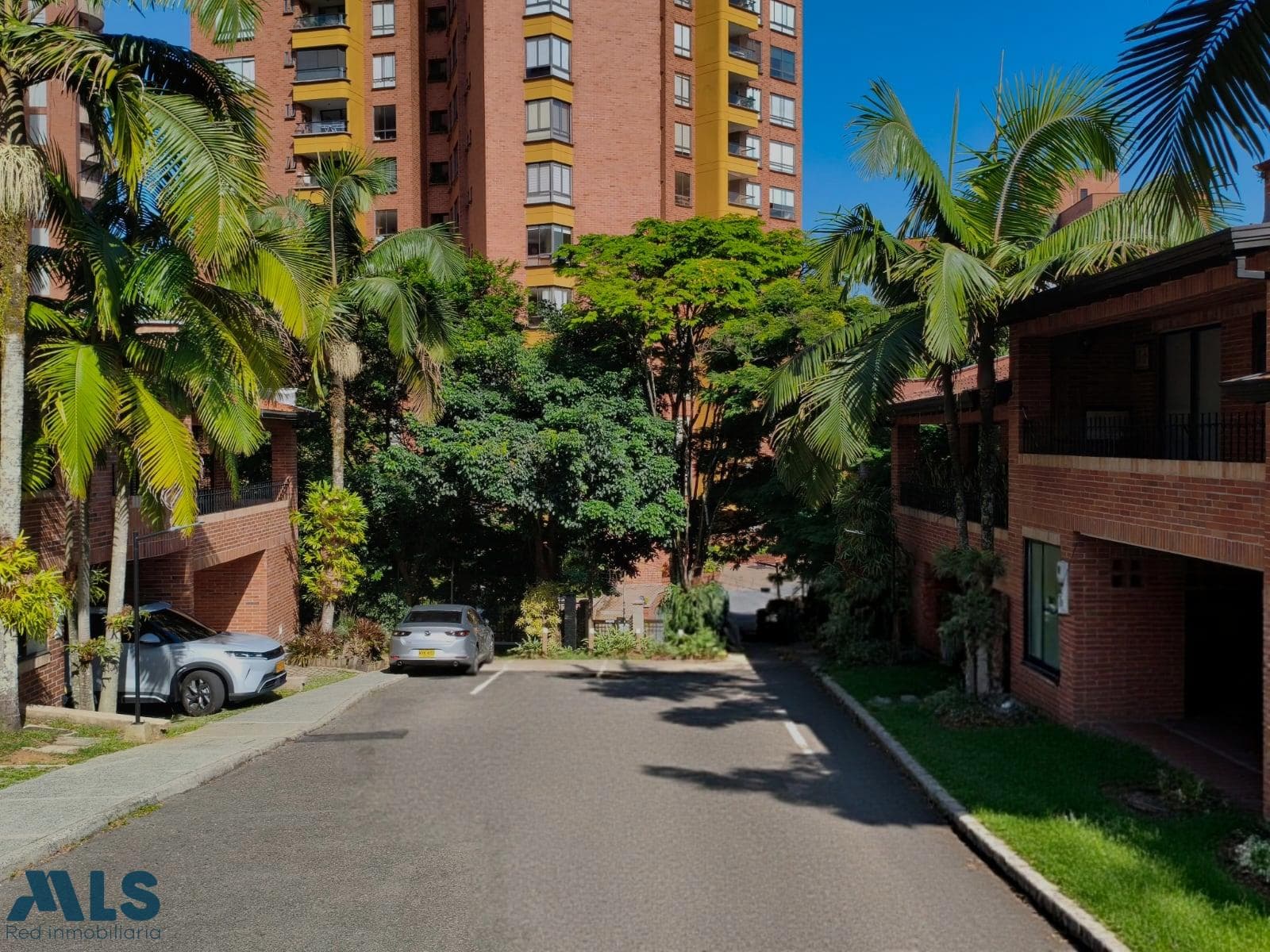Casa en venta en El Campestre, Poblado, Medellín — foto 1 de 27