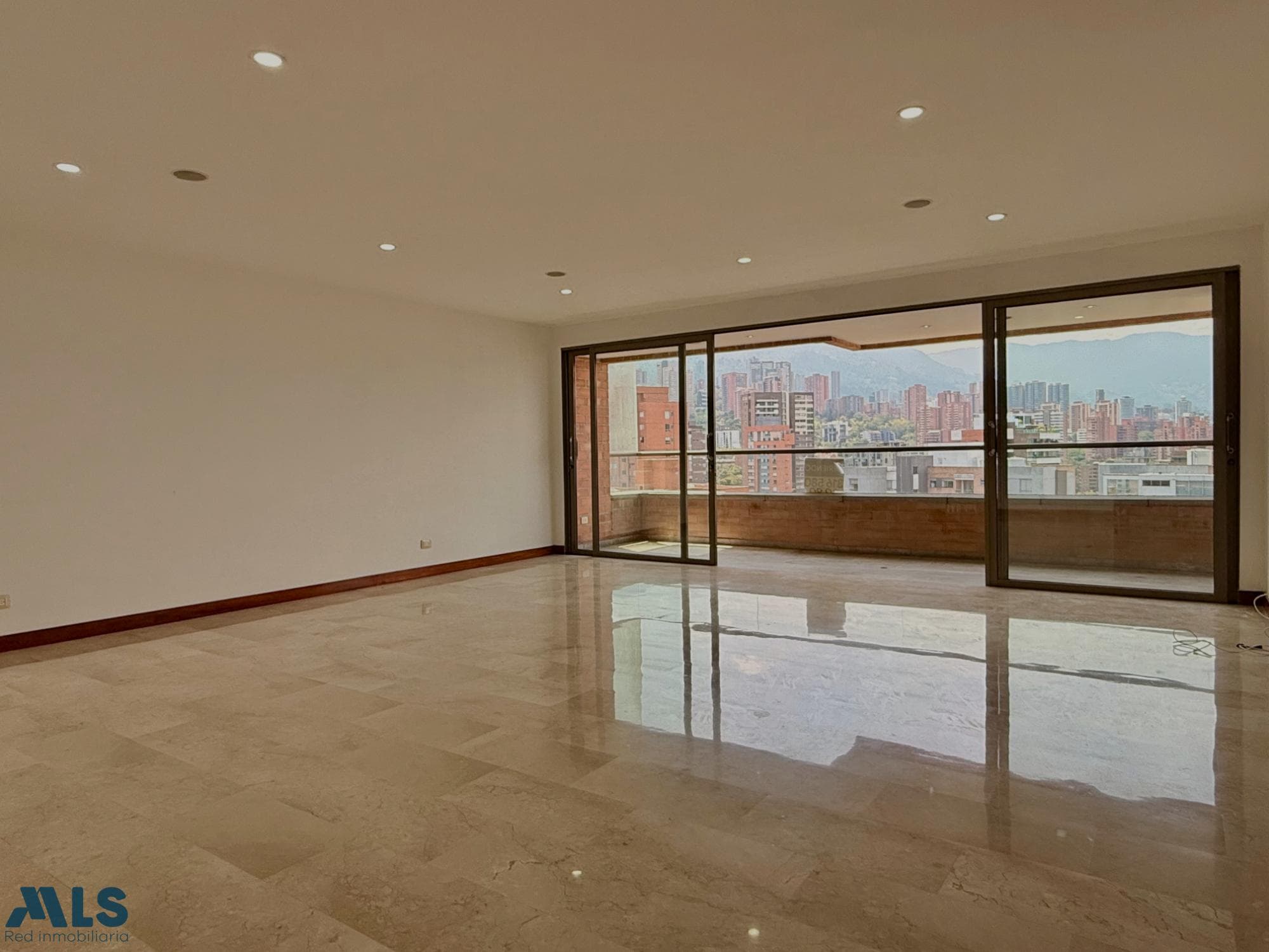 Apartamento en venta en La Tomatera, Poblado, Medellín — foto 1 de 26