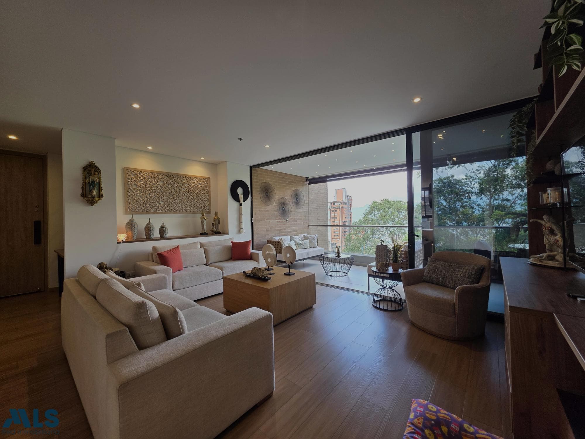 Apartamento en venta en Los Bósques, Poblado, Medellín — foto 1 de 30