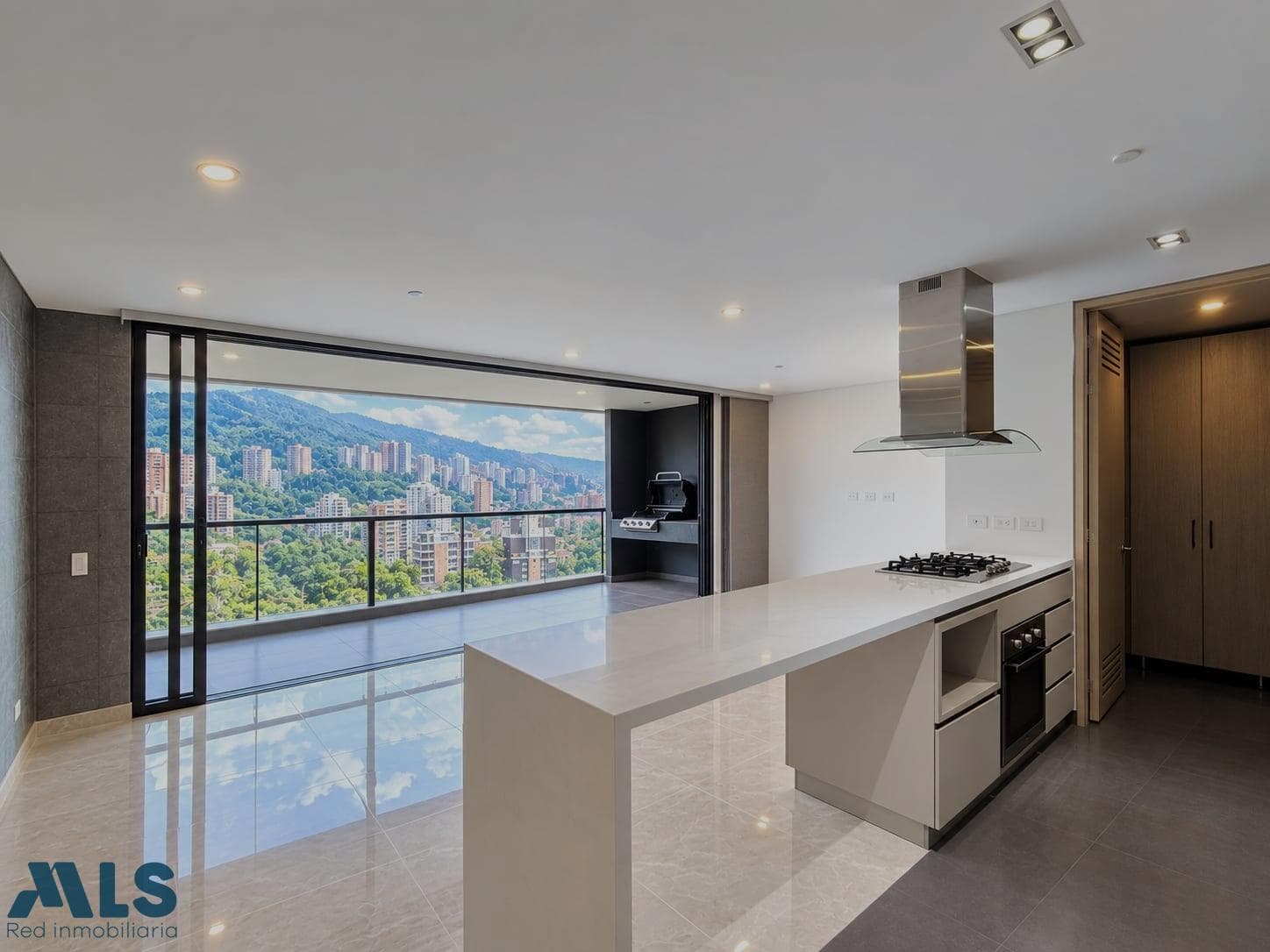Apartamento en venta en Las Palmas, Poblado, Medellín — foto 1 de 25