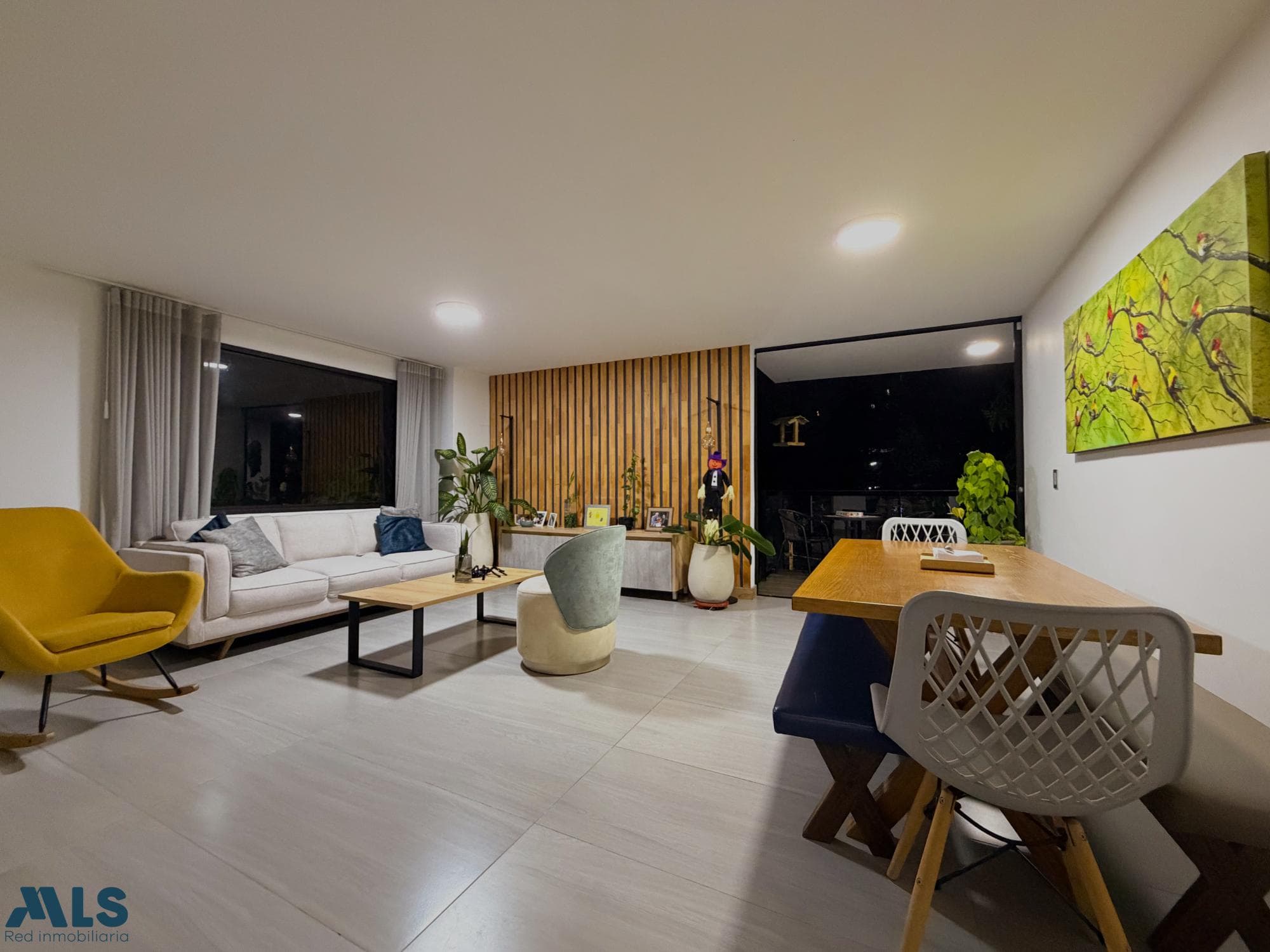 Apartamento en venta en Loma del Encierro, Poblado, Medellín — foto 1 de 25