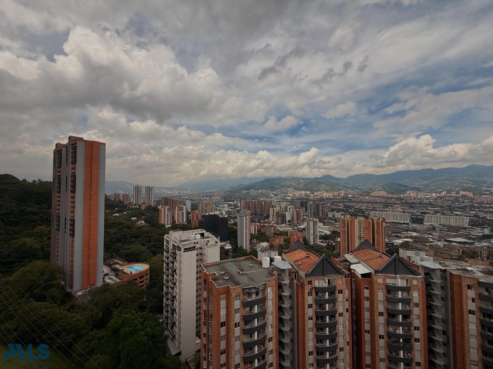 Apartamento en venta en Loma del Indio, Poblado, Medellín — foto 1 de 15