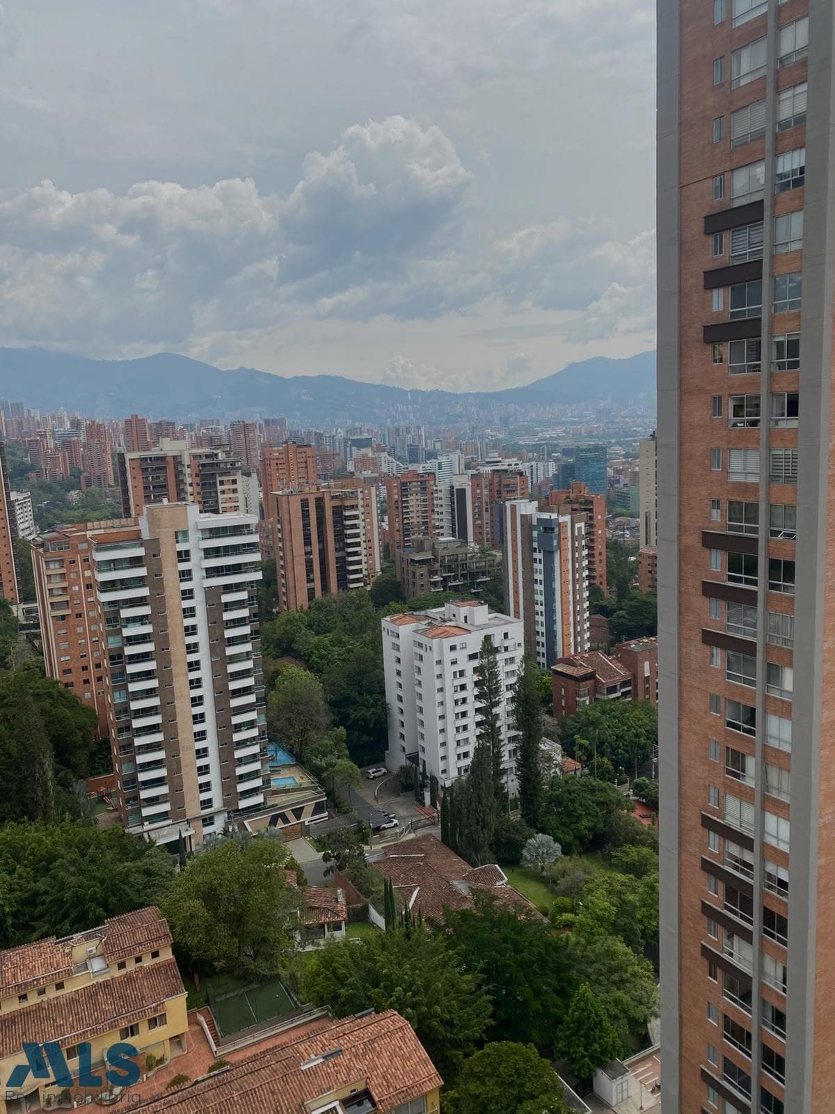 Apartamento en venta en Castropol, Poblado, Medellín — foto 1 de 10