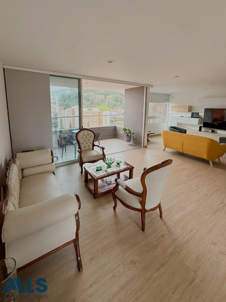 Apartamento en venta en Castropol, Poblado, Medellín — foto 1 de 12