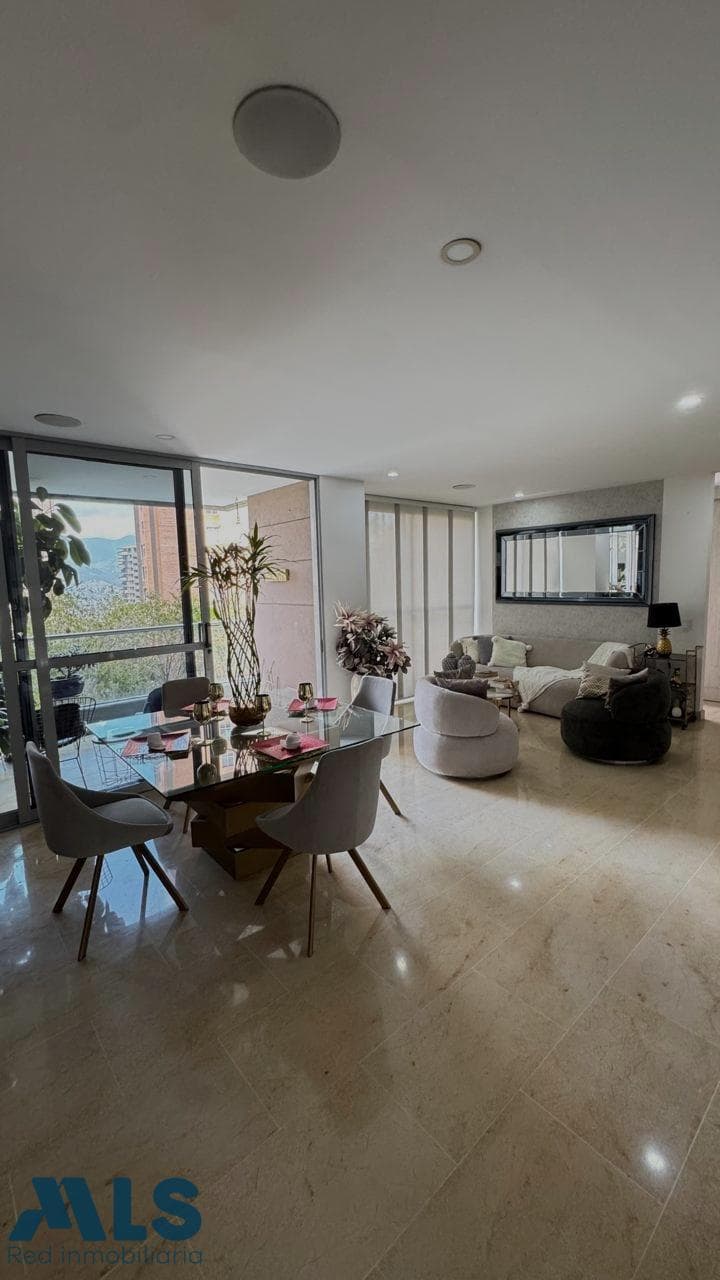 Apartamento en venta en Lalinde, Poblado, Medellín — foto 1 de 30