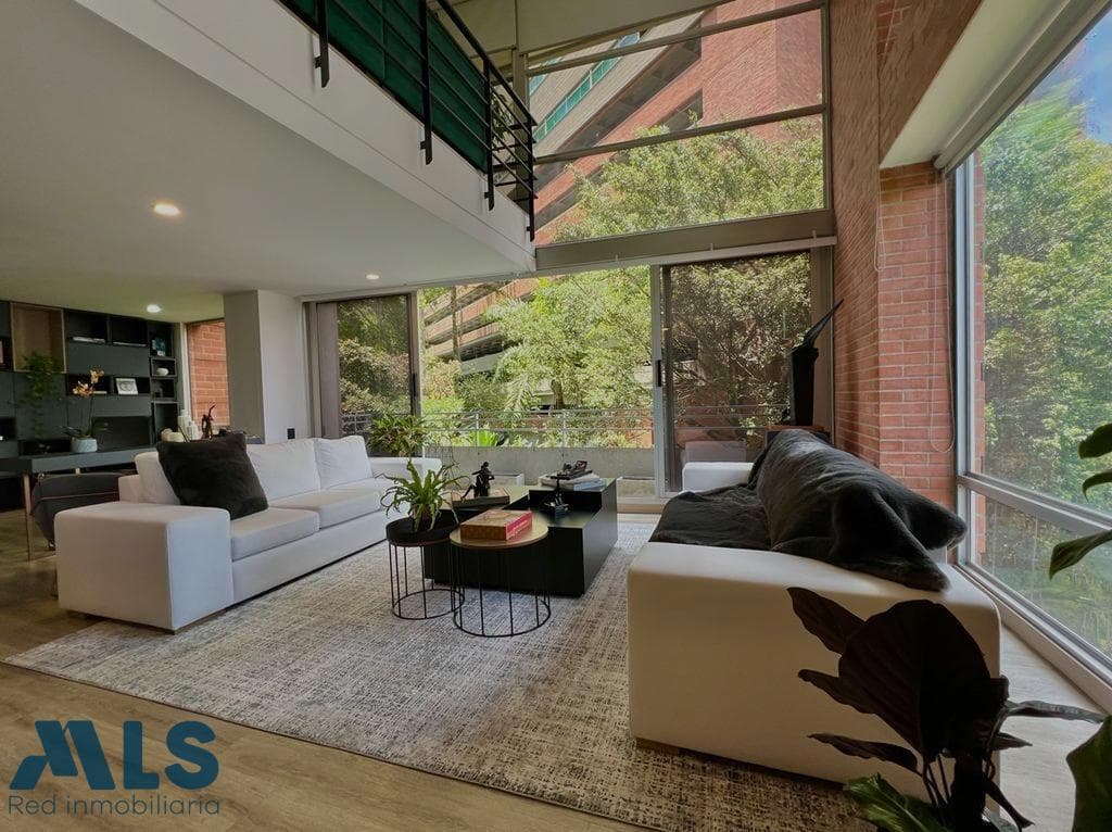 Apartamento en venta en El Tesoro, Poblado, Medellín — foto 1 de 20