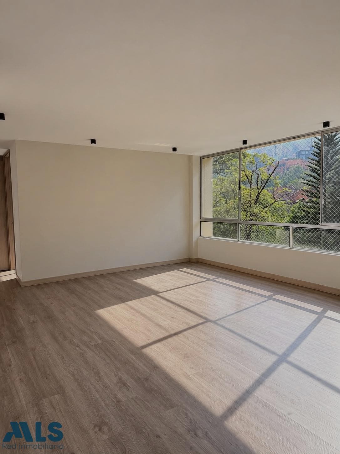 Apartamento en venta en Loma Los Gonzalez, Poblado, Medellín — foto 1 de 14