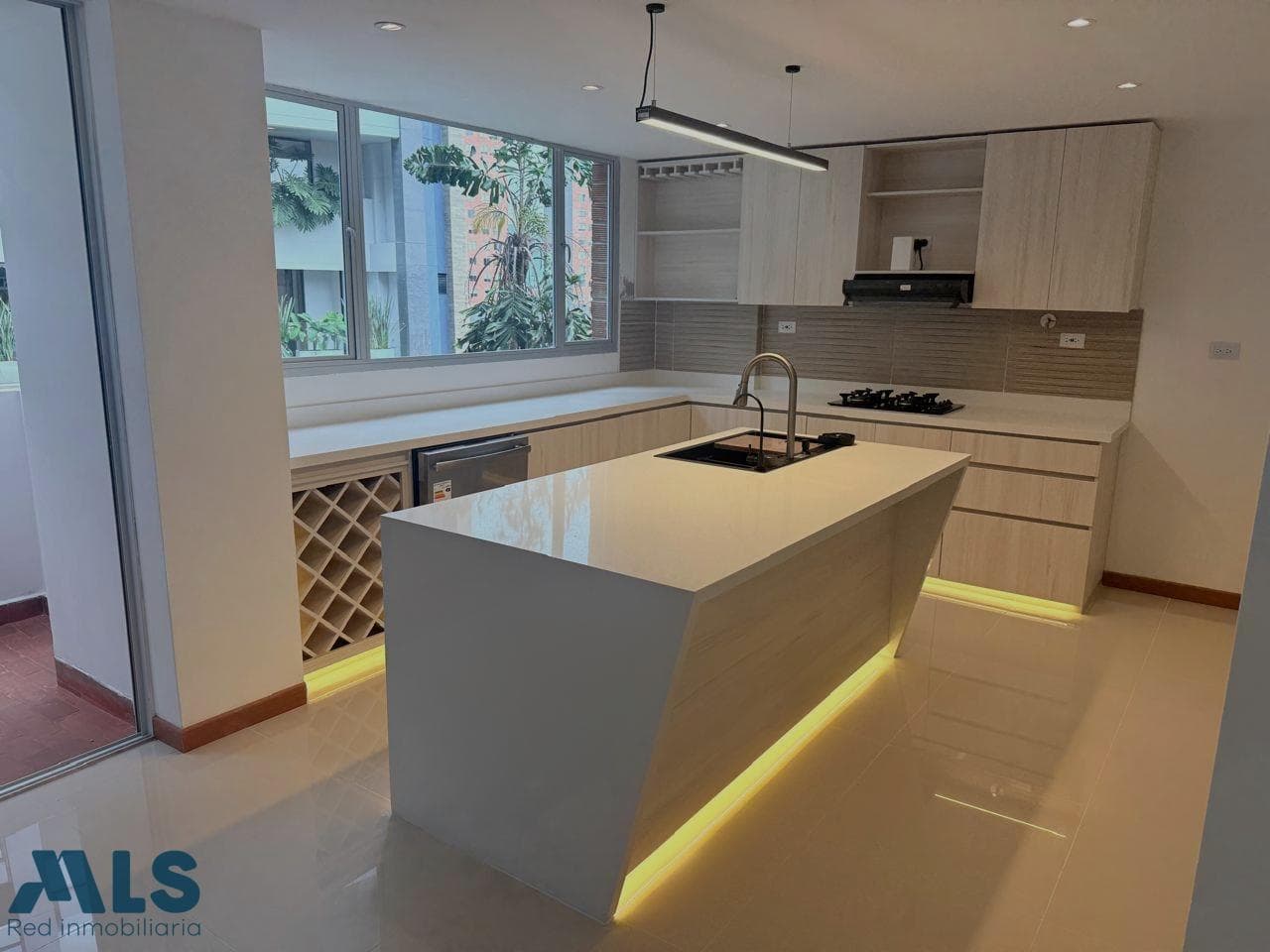 Apartamento en venta en La Visitación, Poblado, Medellín — foto 1 de 40