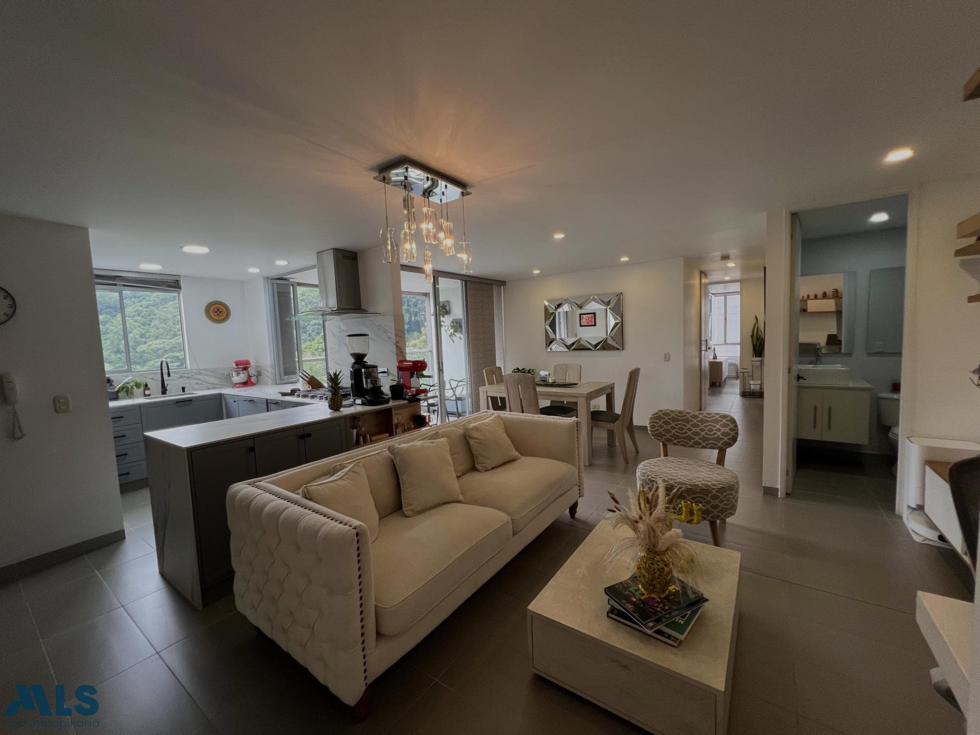 Apartamento en venta en Castropol, Poblado, Medellín — foto 1 de 24