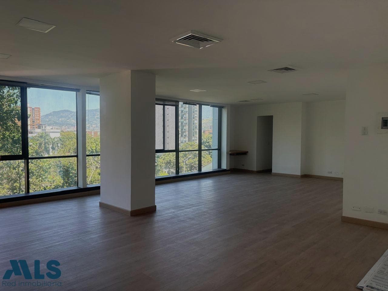 Oficina en venta en La Aguacatala, Poblado, Medellín — foto 1 de 12